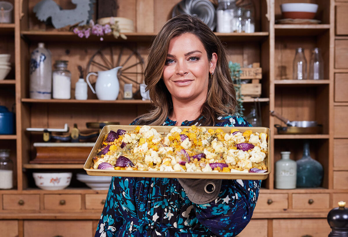 Vegetarische uniekaas traybake met pompoen, spruitjes en linzen