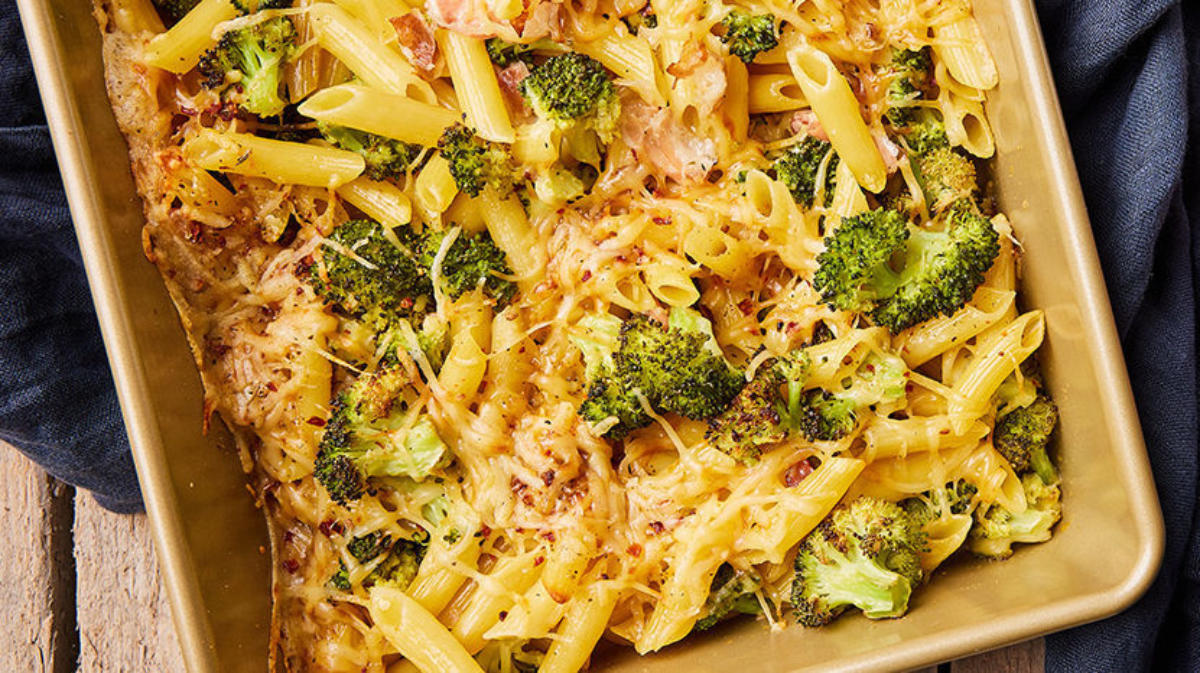 Broccoli, pancetta, kaas, pasta traybake