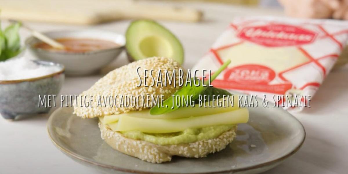 Sesambagel met pittige avocado crème, jong belegen kaas & spinazie