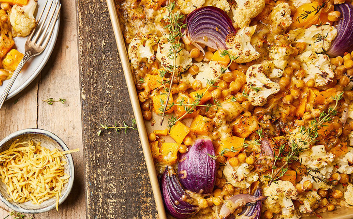 Vegetarische traybake met pompoen, bloemkool, kikkererwten en kaas