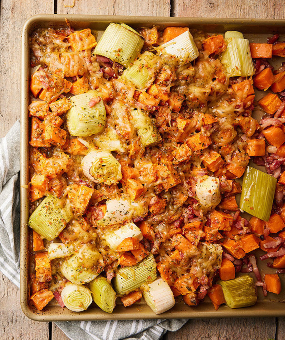 Prei en zoete aardappel traybake met kaas en spekjes