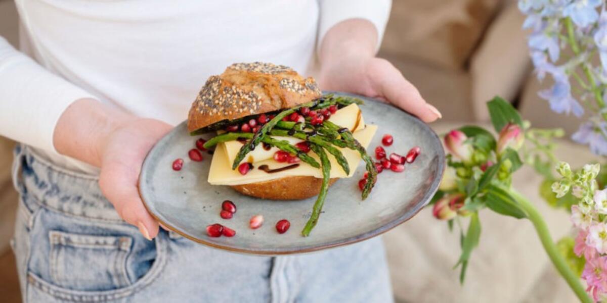 Hard broodje met groene asperges, granaatappelpitten, balsamico crème & belegen kaas