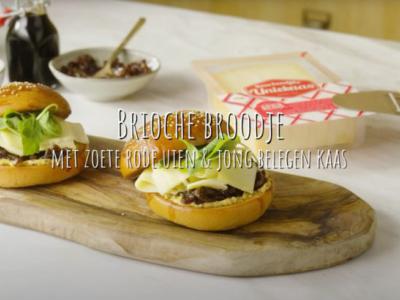 Brioche broodje met gekaramelliseerde zoete rode Balsamico uien en jong belegen Uniekaas