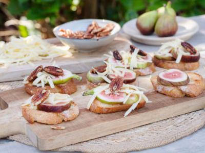 Crostini’s met Jong belegen Uniekaas, verse vijgen en gekarameliseerde pecannoten