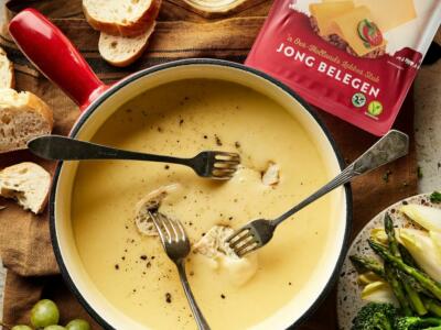 Kaasfondue met geraspte kaas en Italiaanse kruiden