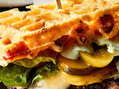 Cheeseburger met patat wafels