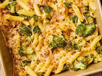 Broccoli, pancetta, kaas, pasta traybake