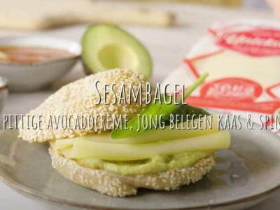 Sesambagel met pittige avocado crème, jong belegen kaas & spinazie