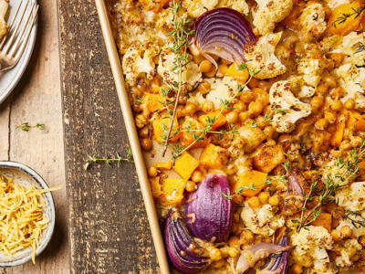 Vegetarische traybake met pompoen, bloemkool, kikkererwten en kaas