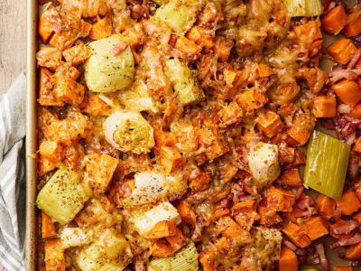 Prei en zoete aardappel traybake met kaas en spekjes