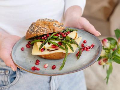 Hard broodje met groene asperges, granaatappelpitten, balsamico crème & belegen kaas