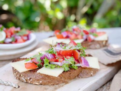 Geroosterd meergranenbrood met belegen kaas en een zelfgemaakte tomatensalsa